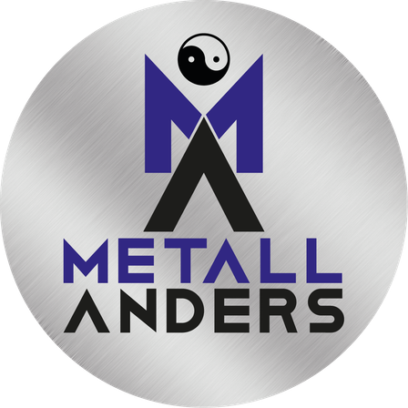 Ein kreisförmiges Logo mit den Buchstaben M und A in Blau und Schwarz, mit einem Yin-Yang-Symbol in der Mitte, auf einem silbernen metallischen Hintergrund.