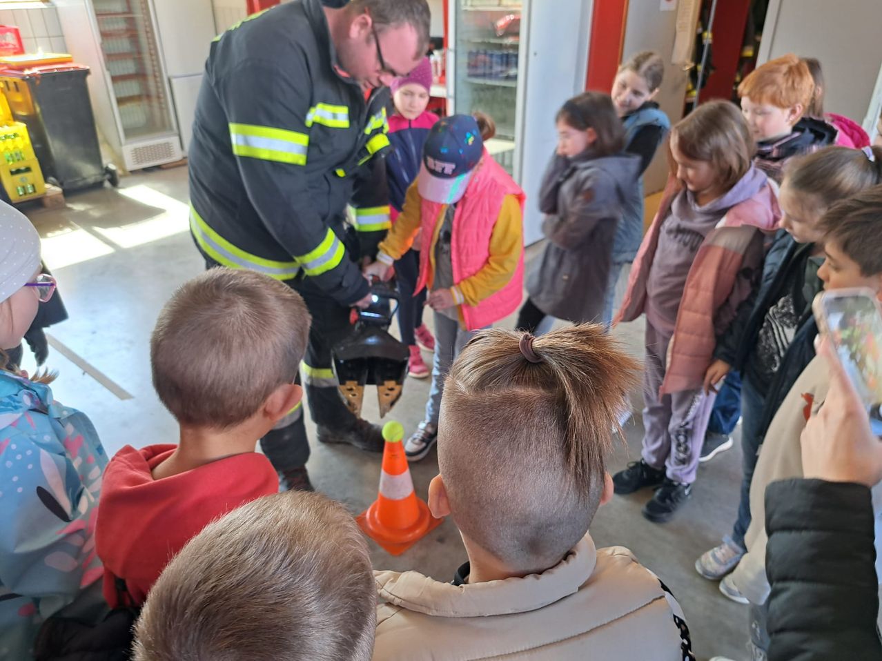 Bild enthält, Shoe, Person, Boy, Child, Male, Adult, Man, Hat, Female, Woman