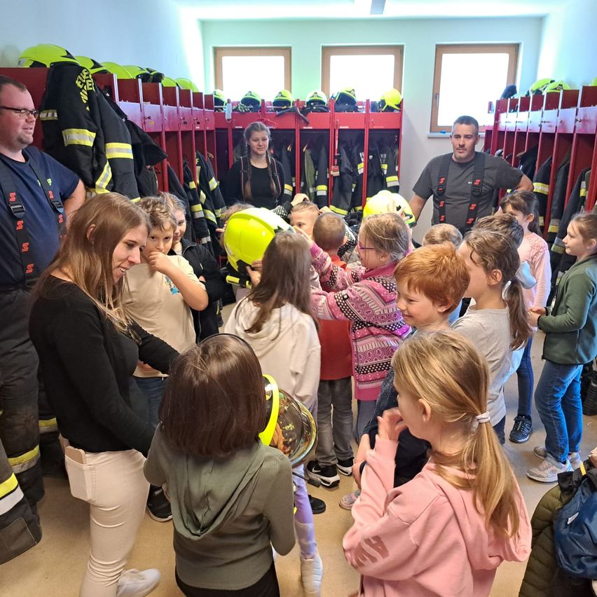 Bild enthält, Adult, Female, Person, Woman, Helmet, Child, Girl, Shoe, Handbag, Man