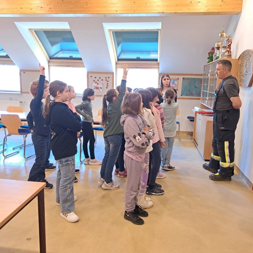 Bild enthält, Shoe, Person, Chair, Adult, Male, Man, Student, People, Boy, Child