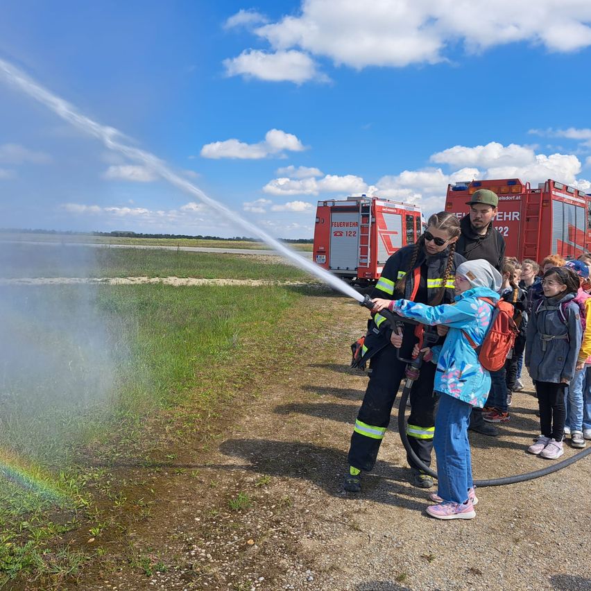 Bild enthält, Extinguishing Fire, Fire, Shoe, Jacket, Person, Adult, Female, Woman, Glasses