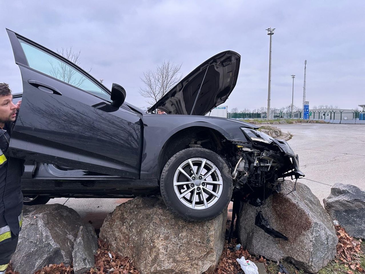 Bild enthält, Machine, Wheel, Car, Transportation, Vehicle, Car - Exterior, Car Front - Damaged, Person