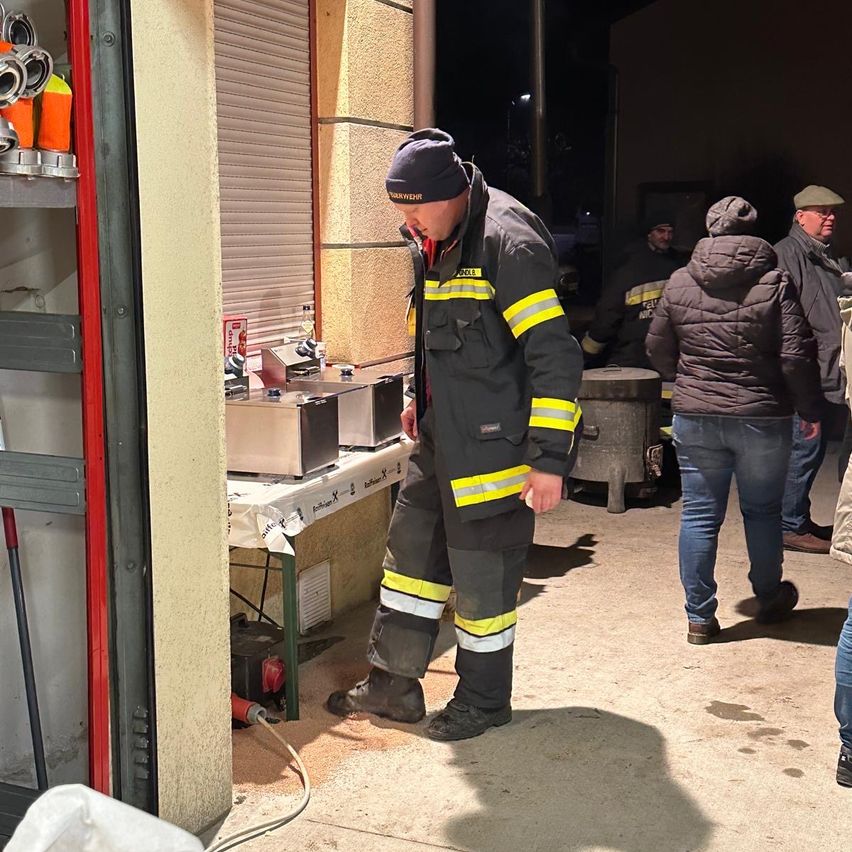 Bild enthält, Hoodie, Sweatshirt, Fireman, Person, Adult, Male, Man, Jeans, Coat, Shoe