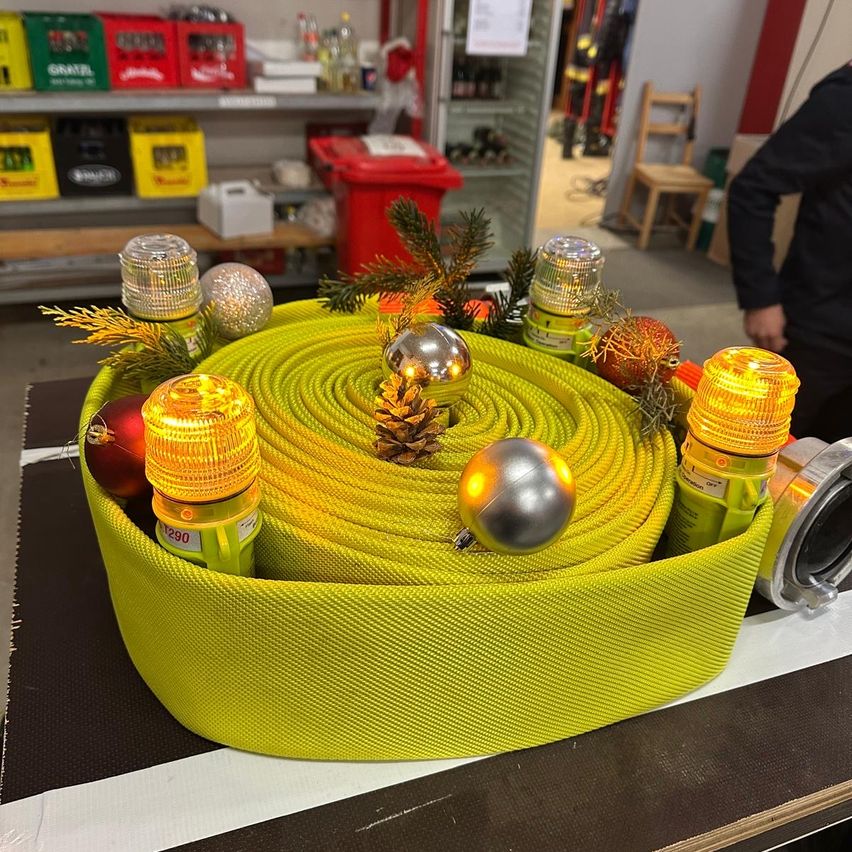 Bild enthält, Adult, Male, Man, Person, Tape, Food, Food Presentation, Christmas Decorations, Festival, Art