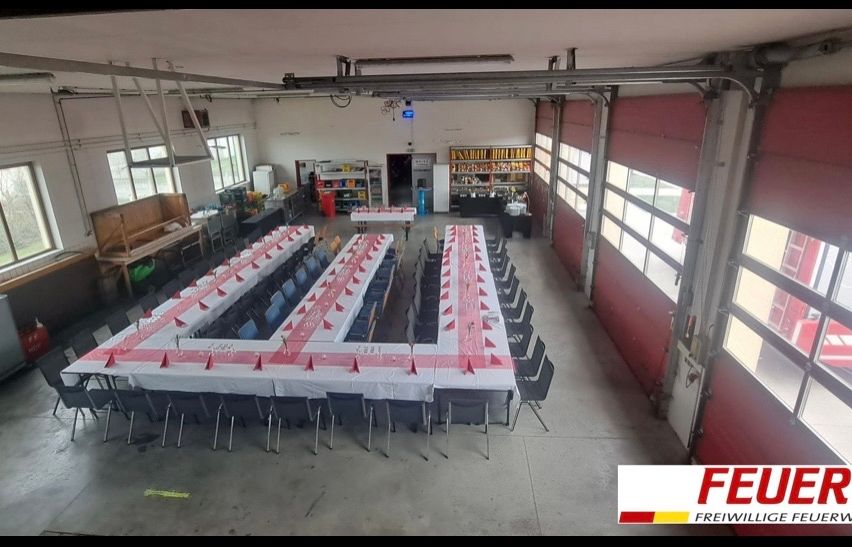 Bild enthält, People, Building, Indoors, Classroom, School, Factory, Wheel, Crowd, Interior Design, Manufacturing