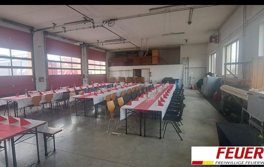 Bild enthält, People, Cafeteria, Indoors, Restaurant, Building, School, Classroom, Crowd, Hall, Interior Design