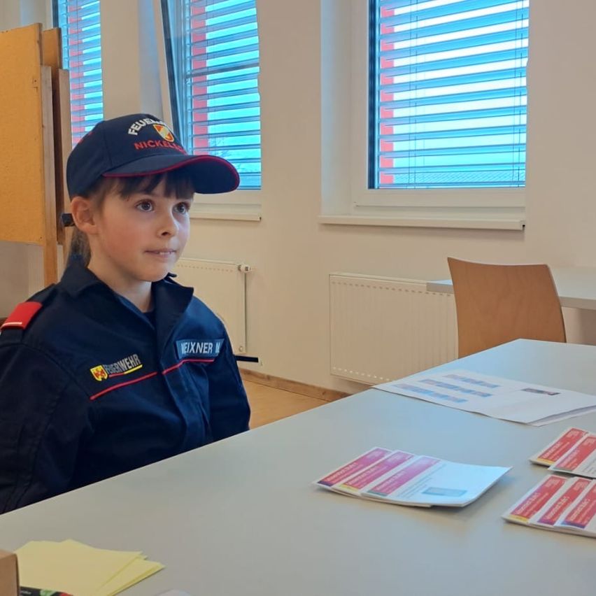 Bild enthält, Pen, Officer, Person, Police Officer, Guard