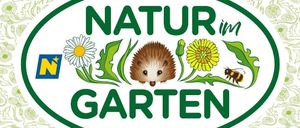 Das Logo für Natur im Garten zeigt einen grünen Oval mit einem Igel, einer Biene und Blumen. Die Worte sind in großen grünen Buchstaben, mit einem kleinen blauen N-Logo oben links.