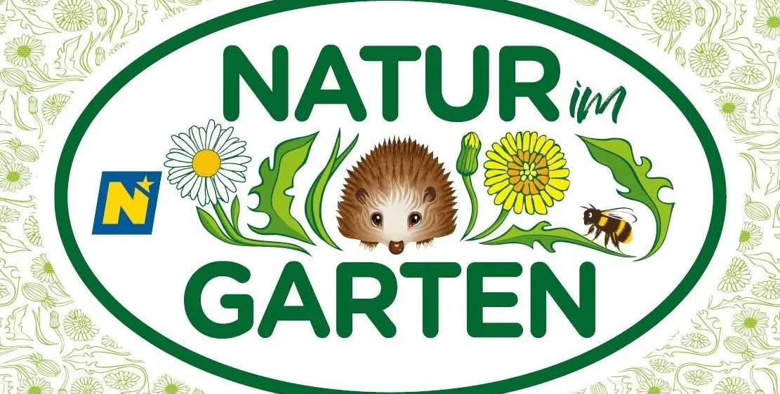 Das Logo für Natur im Garten zeigt einen grünen Oval mit einem Igel, einer Biene und Blumen. Die Worte sind in großen grünen Buchstaben, mit einem kleinen blauen N-Logo oben links.