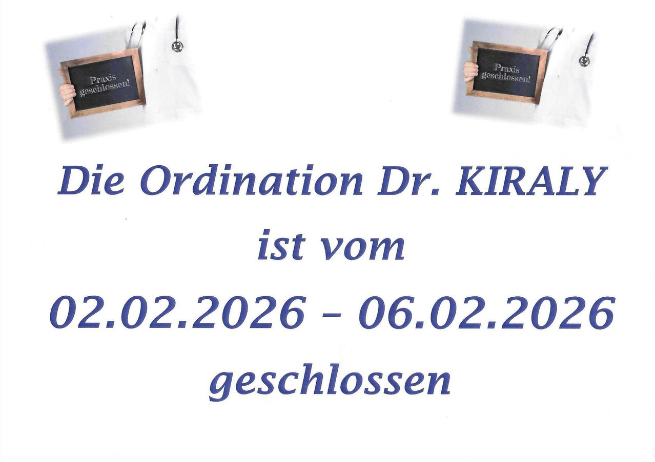 Eine Person hält ein Schild mit der Aufschrift 'Praxis geschlossen!' und ein weiteres Schild, das anzeigt, dass die Ordination von Dr. KIRA vom 2.02.2026 bis 06.02.2026 geschlossen ist.