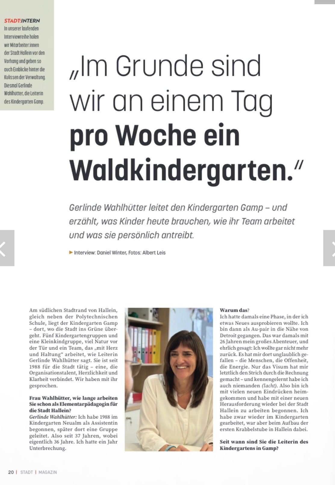 Eine lächelnde Frau steht neben einem Bücherregal, das mit Büchern gefüllt ist. Der Text darüber lautet 'Wir führen einmal pro Woche einen Waldkindergarten.' Der Artikel handelt von einem Kindergarten unter der Leitung von Gerlinde Wahlhütter und enthält ein Interview über die Bedürfnisse von Kindern heute.