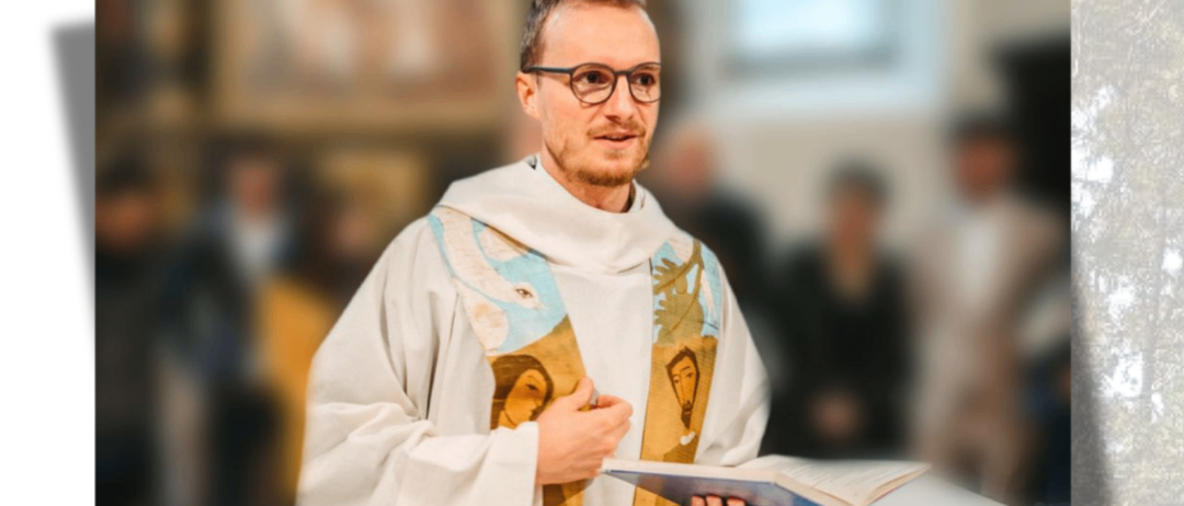Ein Priester hält ein Buch und ist von Menschen umgeben. Es steht: 'Danke, Mathias!' Unten wird ein Gottesdienst für den 4. Juli 2026 um 18 Uhr in der Pfarrkirche Muntlix angekündigt. Die Botschaft drückt Dankbarkeit für ein Jahr voller Begegnungen, ehrlicher Gespräche, gemeinsamer Glaubenswege und kraftvoller Impulse aus. Die Pfarrgemeinde wird dich in Erinnerung behalten.