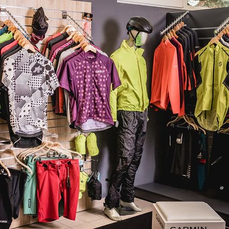 Bild enthält, Adult, Male, Man, Person, Coat, Jacket, Indoors, Shoe, Shop, Furniture