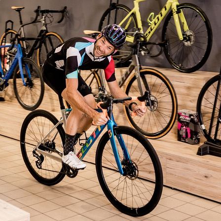 Bild enthält, Wheel, Adult, Male, Man, Person, Bicycle, Vehicle, Helmet, Cycling, Face