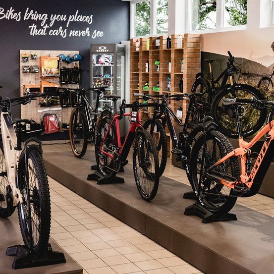 Bild enthält, Machine, Wheel, Bicycle, Vehicle, Indoors, Person