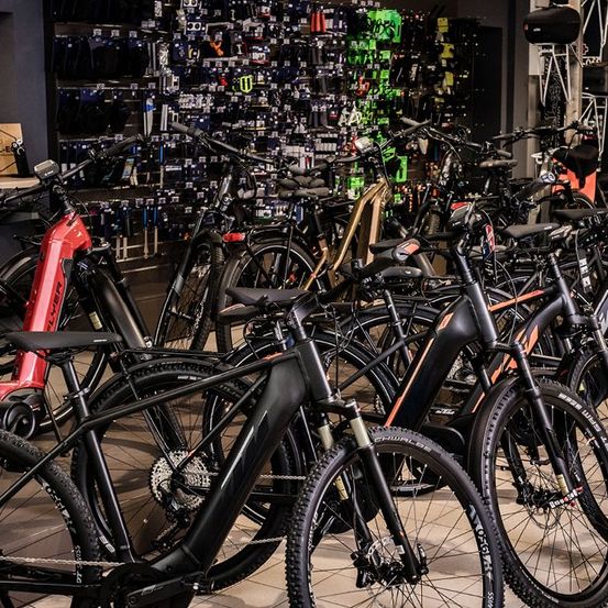 Bild enthält, Machine, Wheel, Bicycle, Transportation, Vehicle, Spoke, Indoors