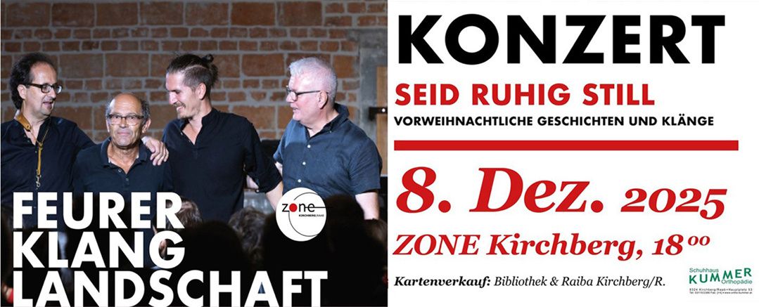 Drei Männer stehen nah beieinander, tragen Brillen, vor einer Backsteinmauer. Die rechte Seite hat Text in Rot und Schwarz.