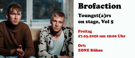 Ein Mann sitzt und schaut geradeaus, trägt ein weißes T-Shirt und eine gemusterte Jacke. Im Hintergrund ist ein Fenster und ein Datum, 27.03.2026, zu sehen.