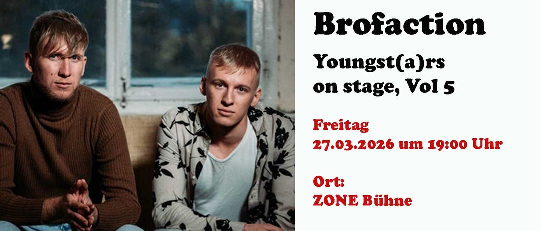 Ein Mann sitzt und schaut geradeaus, trägt ein weißes T-Shirt und eine gemusterte Jacke. Im Hintergrund ist ein Fenster und ein Datum, 27.03.2026, zu sehen.