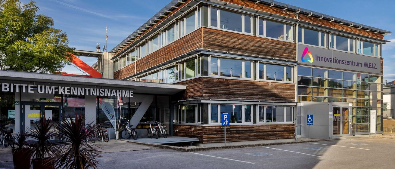 Bild enthält, Office Building, City, Road, Street, Urban, Hotel, Plant, Neighborhood, Bicycle, Shelter