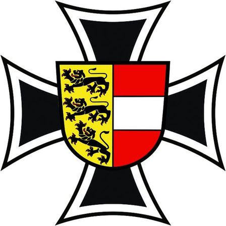 Das Bild zeigt ein heraldisches Wappen mit einem Schild, der durch ein Kreuz in vier Abschnitte geteilt ist, mit einem roten und weißen Abschnitt auf der rechten Seite und einem gelben Abschnitt mit einem Löwen auf der linken Seite.