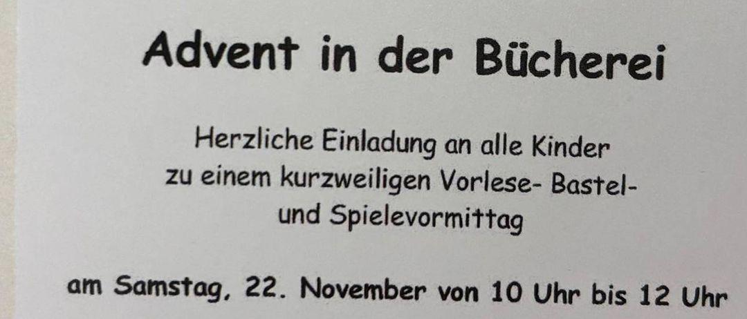 Ein Einladungsposter für den Advent in der Buchhandlung mit zwei brennenden Kerzen, umgeben von Tannenzapfen und Stechpalmenblättern. Der Text lädt alle Kinder zu einer Lesung, Bastel- und Spielveranstaltung am 22. November von 10 Uhr bis 12 Uhr ein.