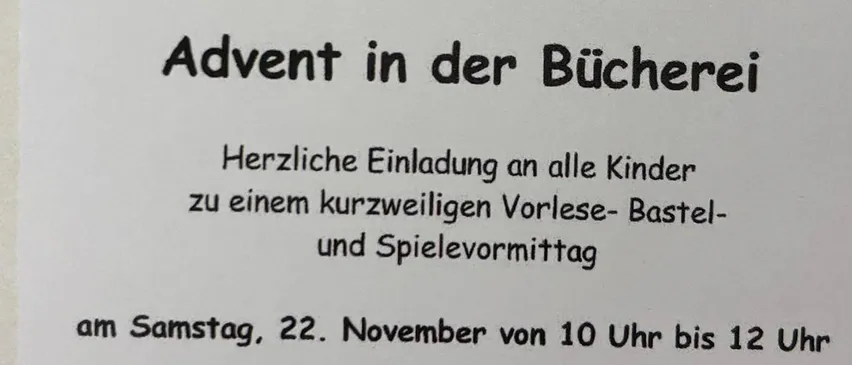 Ein Einladungsposter für den Advent in der Buchhandlung mit zwei brennenden Kerzen, umgeben von Tannenzapfen und Stechpalmenblättern. Der Text lädt alle Kinder zu einer Lesung, Bastel- und Spielveranstaltung am 22. November von 10 Uhr bis 12 Uhr ein.