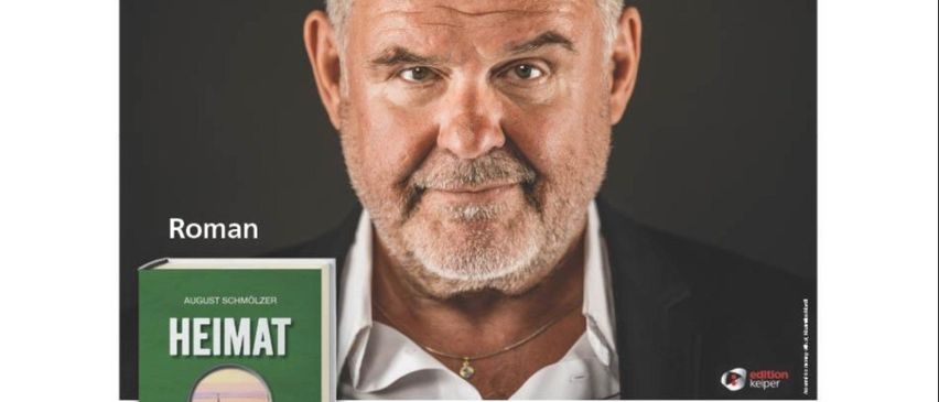 Bild enthält, Advertisement, Poster, Adult, Male, Man, Person, Face, Text, Formal Wear, Suit