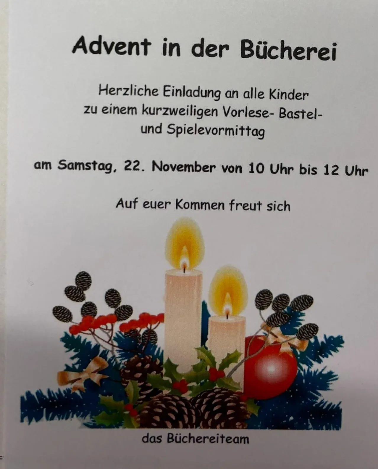 Plakat für Advent in der Bucherei. Es lädt alle Kinder zu einem kurzen Vorlese-, Bastel- und Spielnachmittag am Samstag, 22. November von 10 Uhr bis 12 Uhr ein. Das Plakat zeigt zwei brennende Kerzen und festliche Dekorationen.