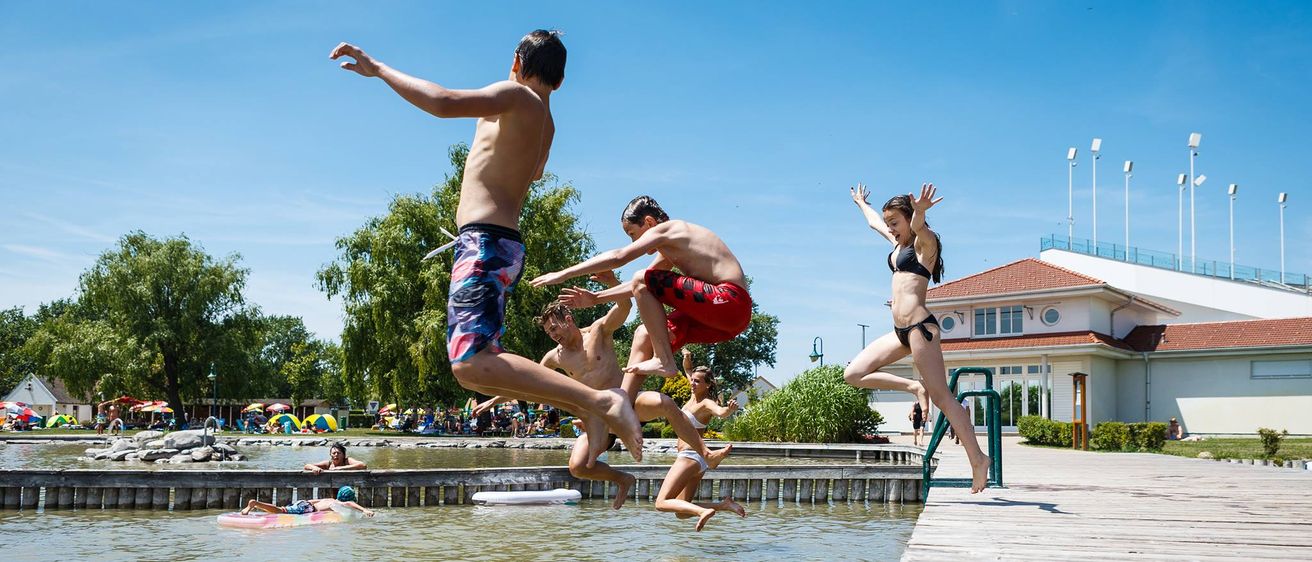 Bild enthält, Water, Waterfront, Summer, Shorts, Port, Swimwear, Pier, Shelter, Portrait, Neighborhood