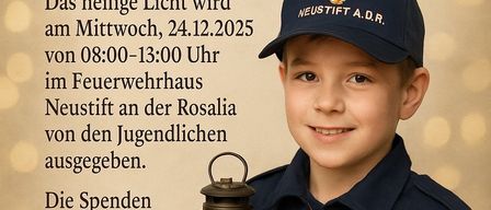 Ein Junge in einer Feuerwehruniform hält eine Laterne. Der Text auf dem Plakat lädt Familien zur Friedenslichtfeier ein.
