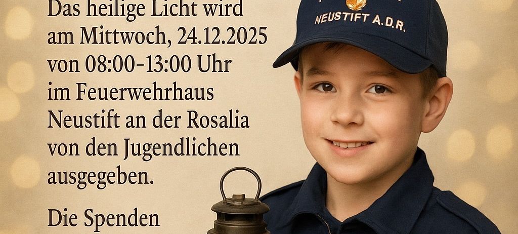 Ein Junge in einer Feuerwehruniform hält eine Laterne. Der Text auf dem Plakat lädt Familien zur Friedenslichtfeier ein.