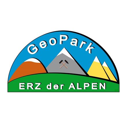 Geopark-Logo für Erz der Alpen, mit Bergen und einem Hammersymbol in einem Kreis.