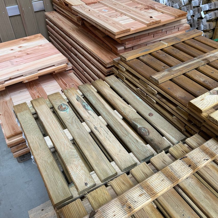 Bild enthält, Lumber, Wood, Hardwood, Stained Wood, Indoors, Interior Design