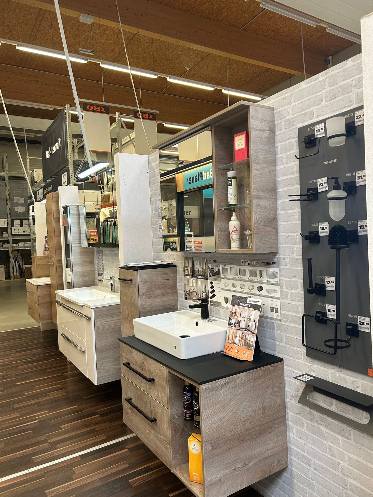 Bild enthält, Indoors, Architecture, Building, Sink, Interior Design, Shop, Market, Laboratory