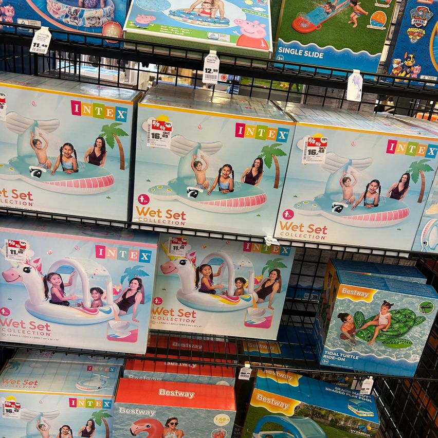 Ein Regal mit Intex Wet Set aufblasbaren Spielzeugen, darunter Einhorn-, Delfin- und Schildkrötendesigns, steht in einem Geschäft.