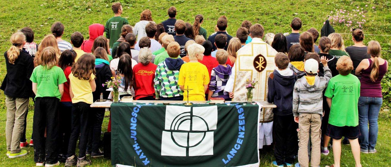 Bild enthält, People, Person, Grass, Field, Jeans, Boy, Child, Male, Outdoors, Park