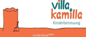 Das Bild zeigt ein Logo für 'Villa Karl Kinder' auf weißem Hintergrund mit einer wellenförmigen orangefarbenen Einfassung unten. Der Text 'Villa Karl' ist in Grün und Orange, während 'Kinder' in Grün ist. Darunter steht in Weiß 'Vorderland HUB'.