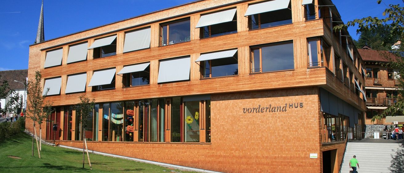 Bild enthält, City, Architecture, Building, Office Building, Road, Street, Urban, Person, Indoors, Brick