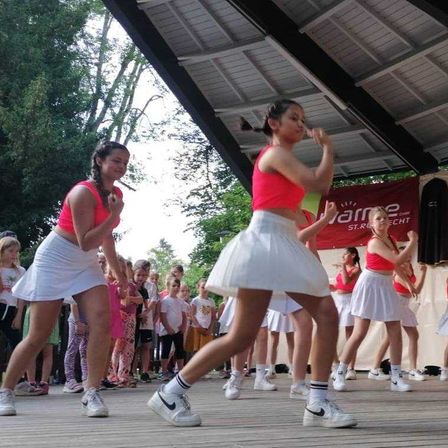 Bild enthält, People, Person, Adult, Female, Woman, Shoe, Dancing, Shorts, Face, Skirt