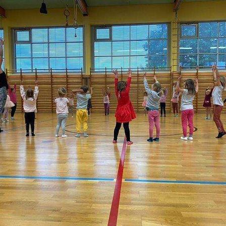 Bild enthält, People, Person, Floor, Flooring