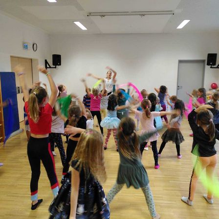 Bild enthält, People, Person, Adult, Female, Woman, Child, Girl, Dancing, Shoe, Face