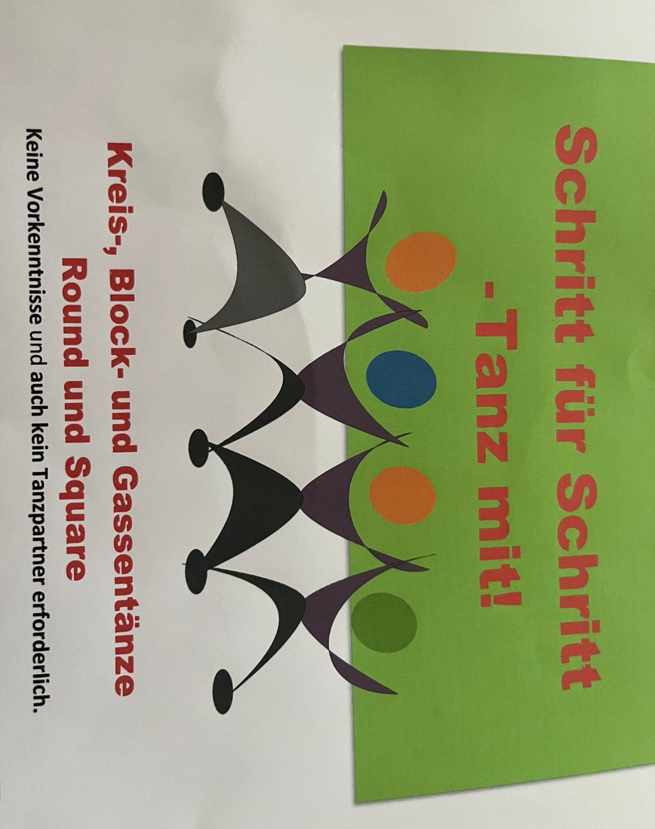 Plakat mit deutschem Text. Es steht 'Schritt für Schritt mit Tanz' auf der rechten Seite und 'Kreiß-, Block- und Gassentänze' auf der linken Seite. Es zeigt abstrakte bunte Formen.