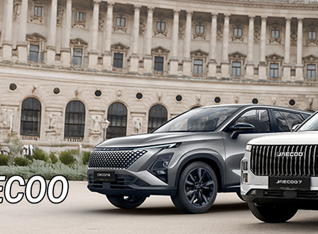 Zwei Autos, ein grauer SUV und ein weißer SUV, sind vor einem großen klassischen Gebäude geparkt. Der Text auf dem Bild lautet 'arken und JAECOO.'