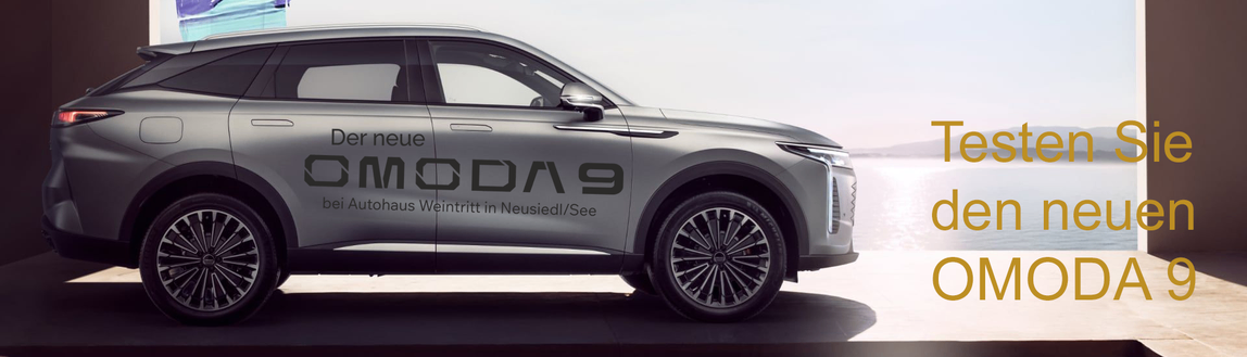 Ein silberner SUV mit dem Text 'Der neue OMODAD 9' an der Seite. Er steht auf einer schwarzen Oberfläche, möglicherweise in einem Autohaus.