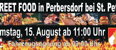 Werbeplakat für D in Perbersdorf mit verschiedenen Lebensmitteln und einem Feuerhintergrund. Das Plakat enthält einen Zeitplan von Veranstaltungen, die ab August um 11 Uhr beginnen und um 21 Uhr enden.