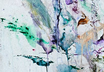 Ein abstraktes Gemälde zeigt eine Mischung aus grünen, blauen, lila und gelben Aquarellwaschungen. Die Farben vermischen und überlappen sich und erzeugen einen impressionistischen Effekt. Der Hintergrund ist überwiegend weiß mit einigen Bereichen in Beige.