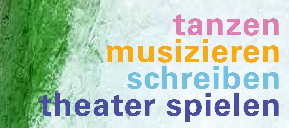 Ein weißer Hintergrund mit mehrfarbigen Wörtern: Tanze, Musik, Schreiben, Theater, Spiele. Grünes Blatt links.