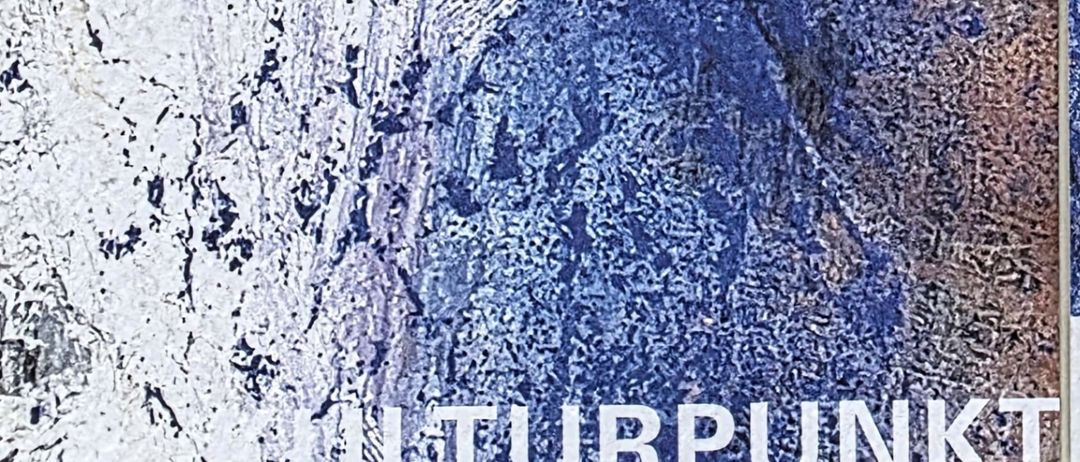 Poster für ein kulturelles Event. Es zeigt einen lebhaften blau-weißen abstrakten Hintergrund. Das Event trägt den Titel 'Pfarrkirche Fussach Kulturpunkt'. Das Datum und die Uhrzeit des Events sind Sonntag, 14. September 2025, um 19 Uhr. Das Poster enthält die Namen der Musiker: Tiefs Blech, Severin Keller, Akkordeon, Damian Keller, Percussion, Raphael Keller. Sie spielen Stücke und Duos aus verschiedenen musikalischen Stilen.