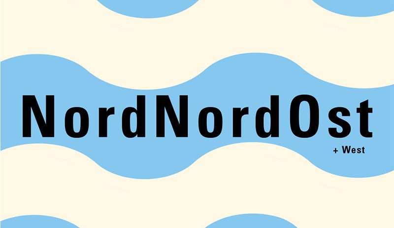 Das Bild zeigt 'NordNordOst + West' in fetter schwarzer Schrift vor einem blau-weißen Wellenmuster-Hintergrund.